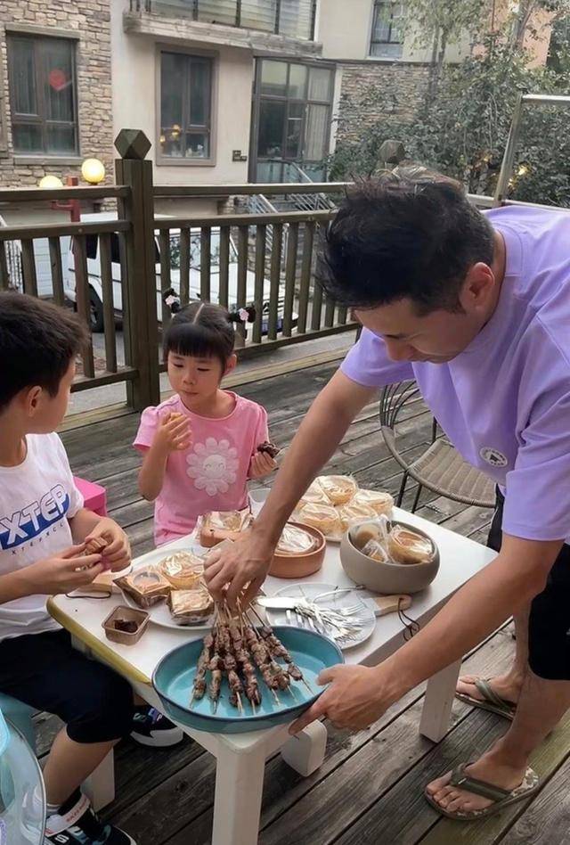 48岁黄征的家居生活火了,院子里栽满蔬菜,网友:我羡慕的生活