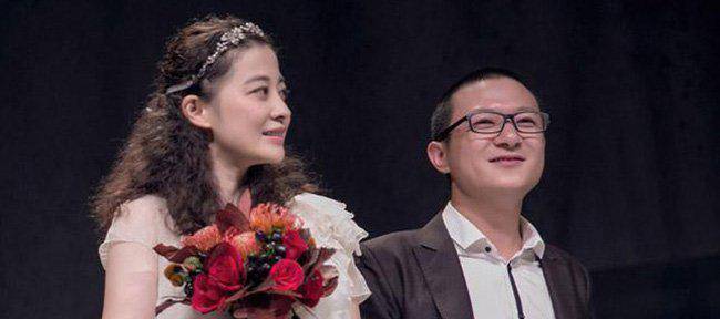 她23岁搭档张国荣,一婚嫁导演被戴帽子,今被二婚老公宠上天_梅婷_曾剑