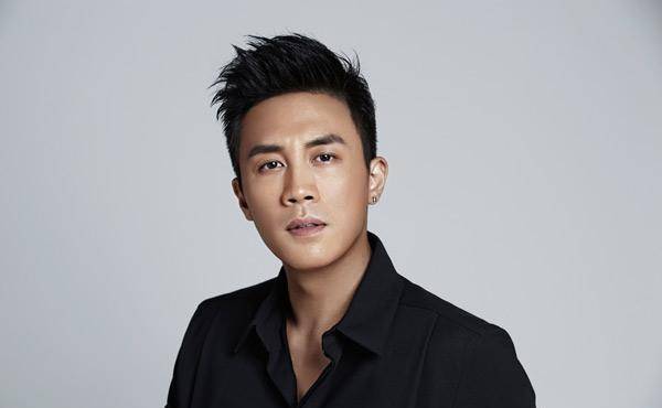 杜淳突然宣布结婚,但他打算保护妻子的身份,所以只公布了结婚证的照片