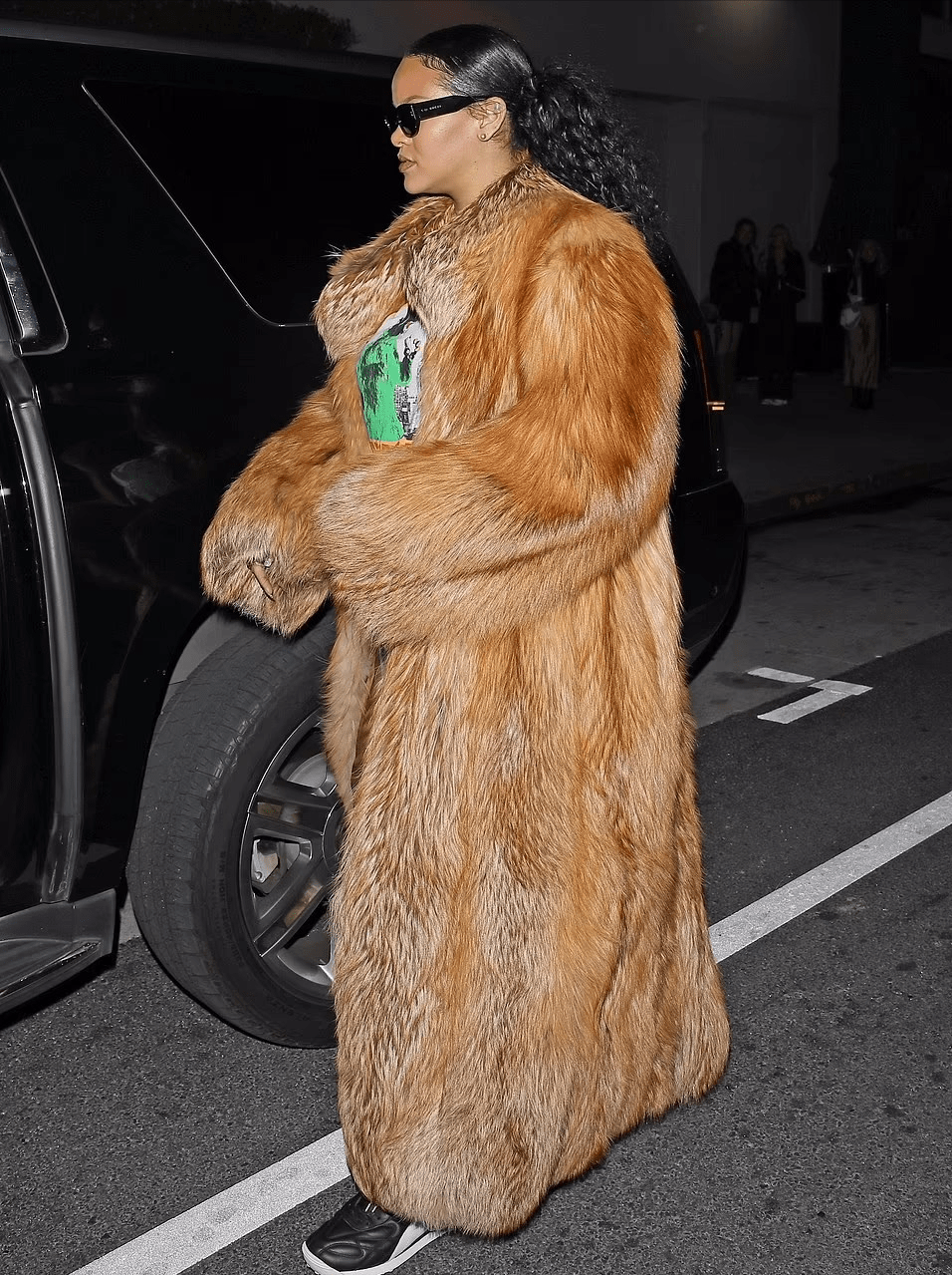 穿超长皮草变臃肿,5个月孕肚藏不住 _明星_舞儿网