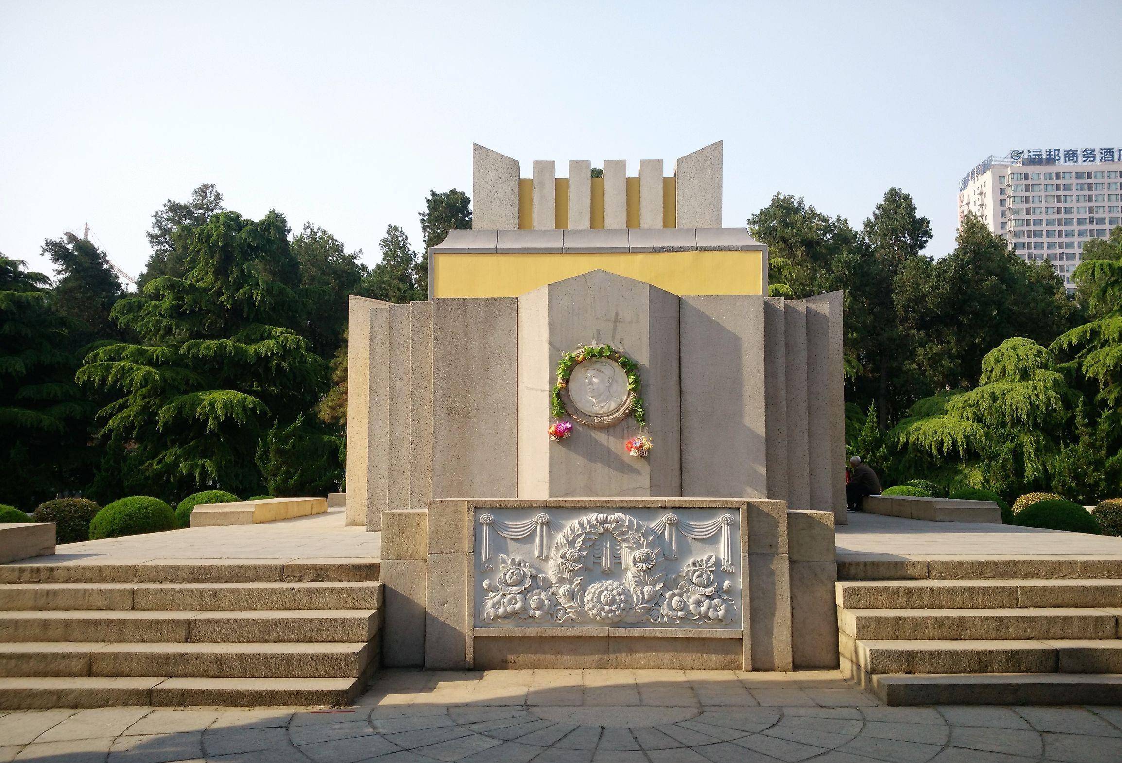 除了這個陵園外,左權縣在將軍犧牲地還建有紀念亭,位置在麻田鎮.