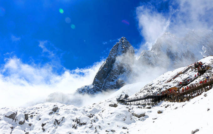 丽江包车去玉龙雪山几钱？丽江自在行包车几钱？