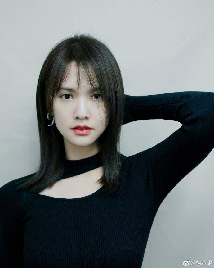 杨丞琳晒中长发造型,带绿棕色美中带飒,网友:有点乌梅子酱_感觉_发型
