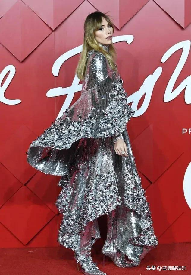 瑞塔·奥拉身穿红色透视礼服出席年度时尚大奖,性感又迷人_穿着_黑色