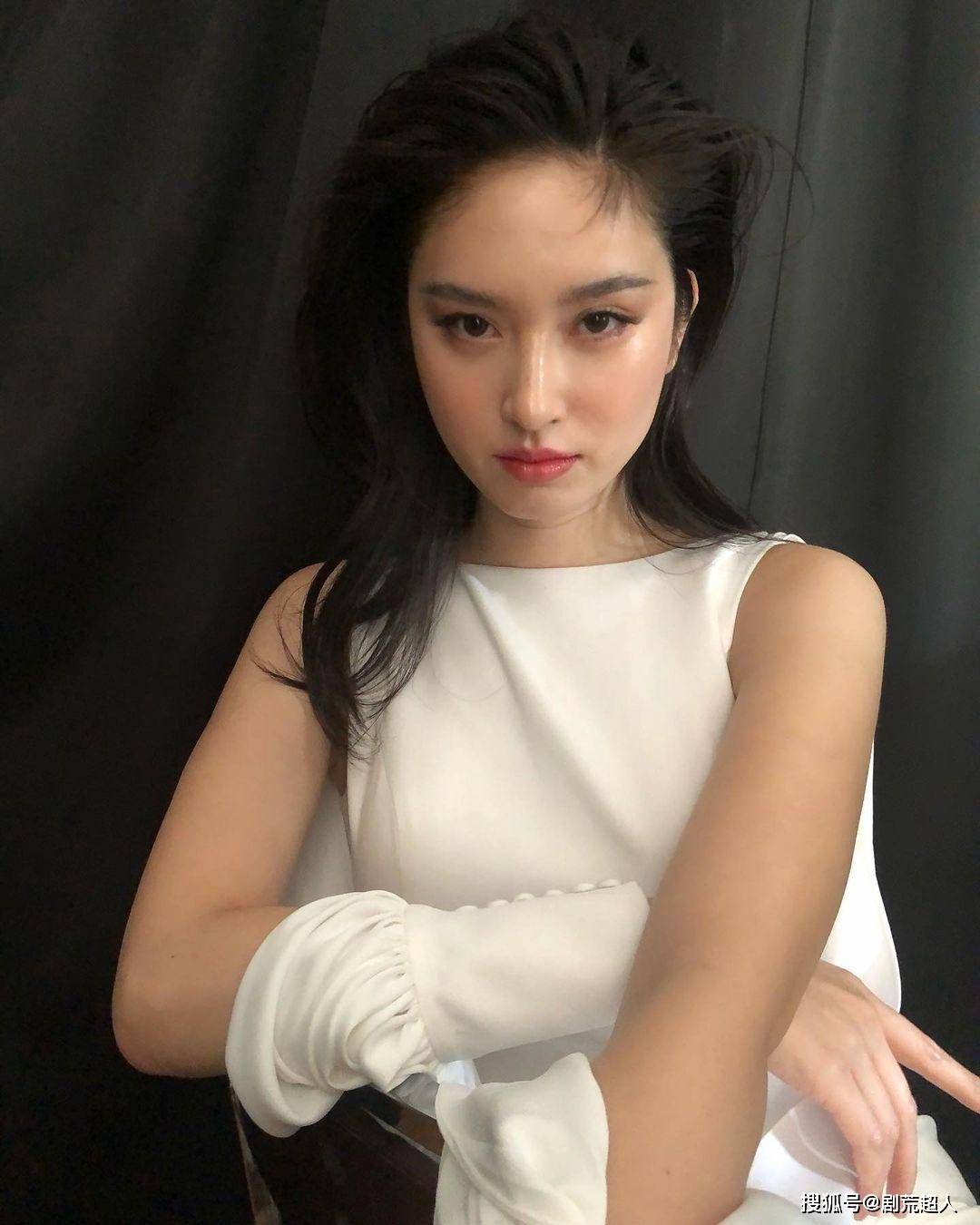 泰国变性女神嫁富商老公,20年学长,学弟晋升「夫妻」!