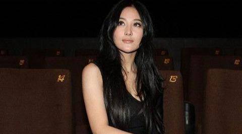 2010年,导演冯小刚在拍《非诚勿扰2》的时候,张馨予被选中出演其中