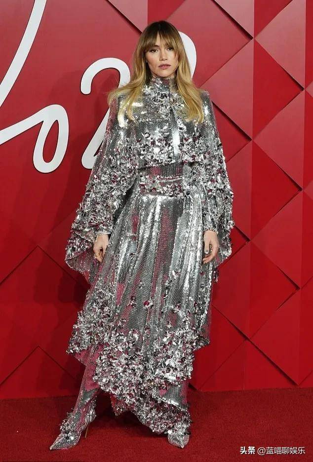 瑞塔·奥拉身穿红色透视礼服出席年度时尚大奖,性感又迷人_穿着_黑色