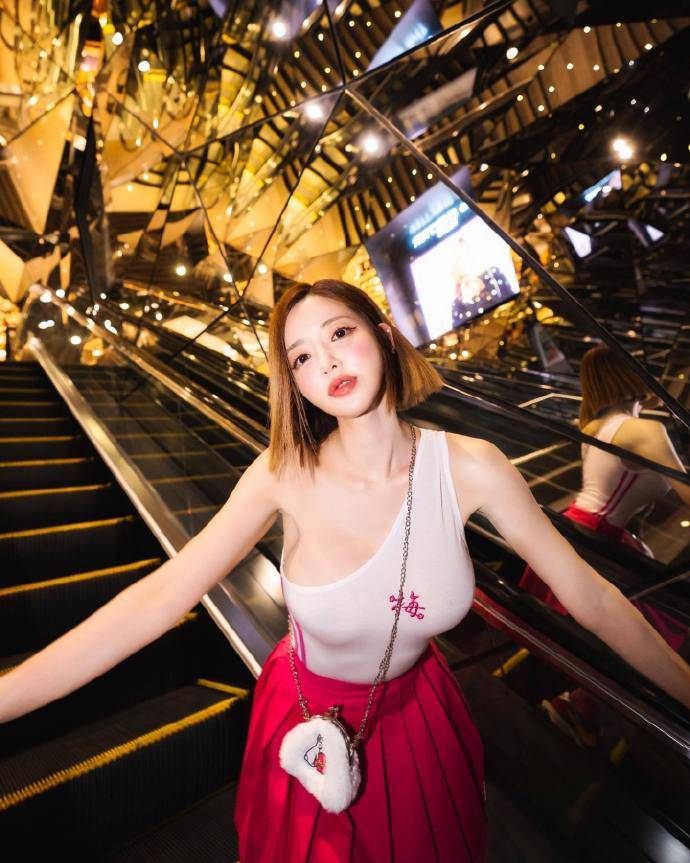 黄素熙突然晒出人在台北的影片,火辣穿搭吸引大批网友注意_台湾_soda