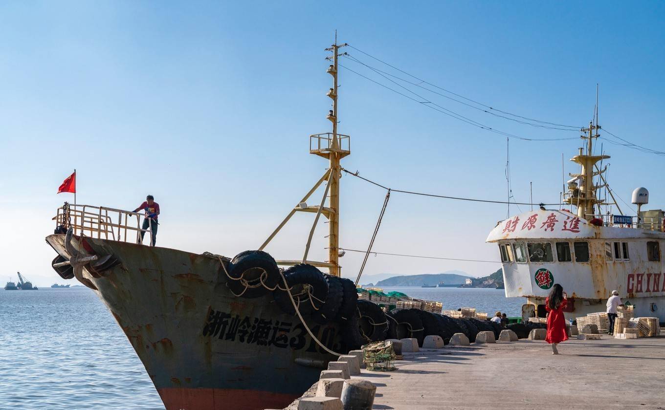 台州温岭的海岸渔村,景色壮观充满生活,山上的石屋犹如城堡一般_渔船