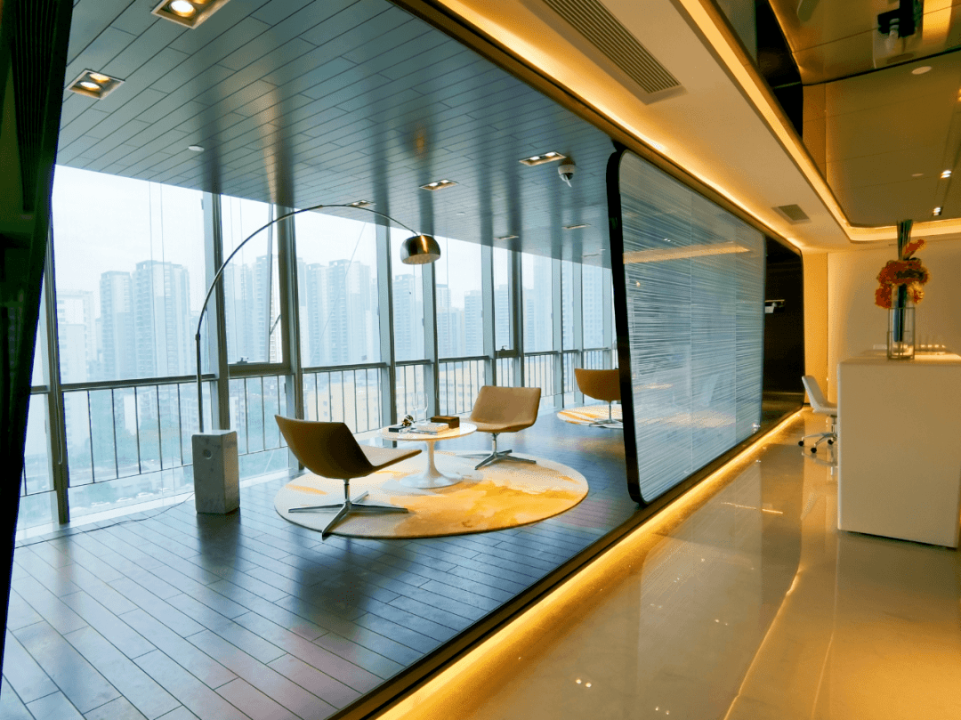 丨会客区会议室以全明通透的落地窗和旋转门打破传统会议室的密闭感