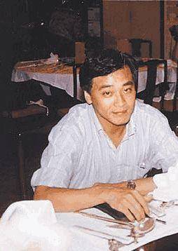 1987年在生日会上与导演尔冬升相识相恋,1990年分手.