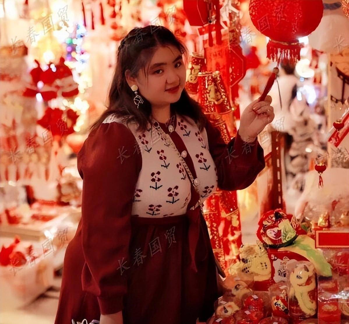 胡慧中23岁女儿外貌频遭调侃,晒近照反怼:"美是不被定义的"_何嘉珍