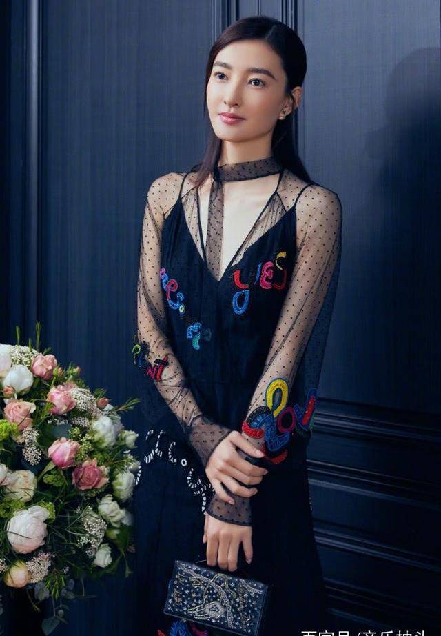 王丽坤的胆子也大了,深v大秀事业线,网友:这么穿真有看点!