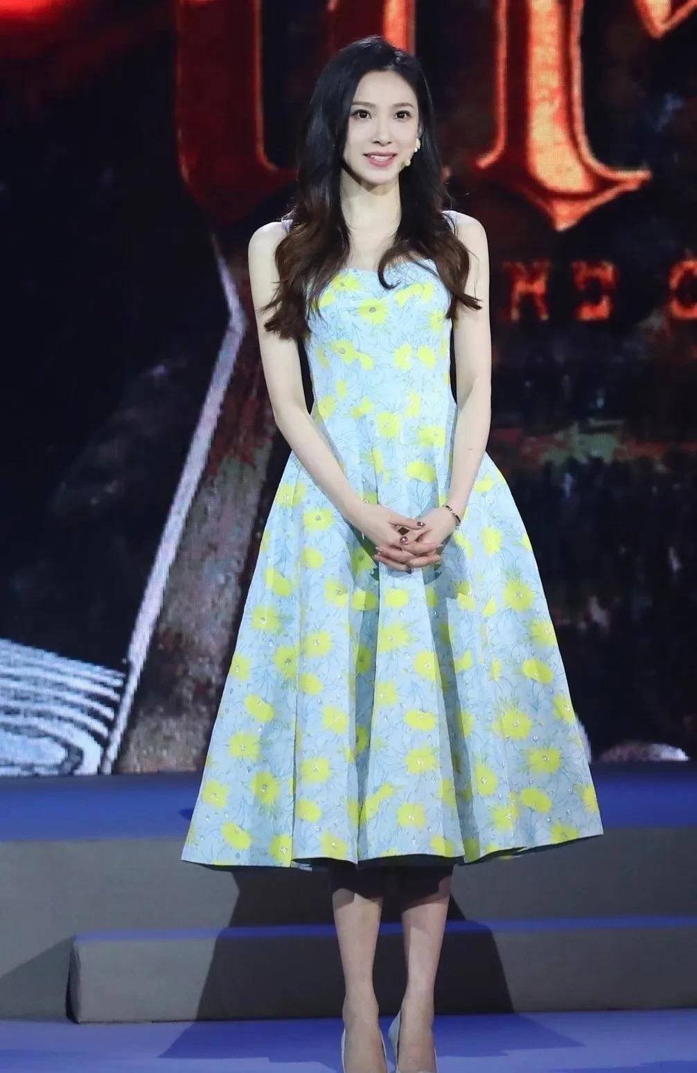 美女主持人马凡舒的高跟鞋_连衣裙_明星_图片