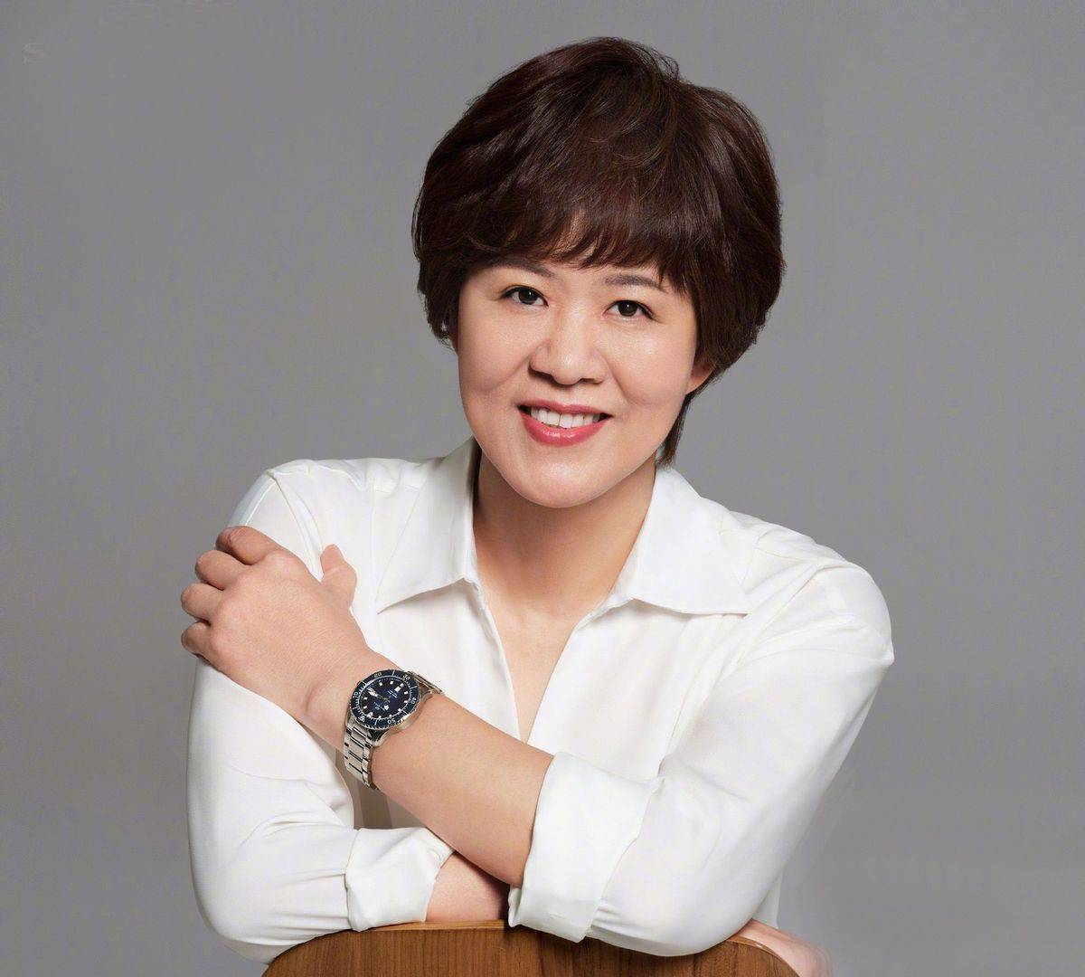 郎平现身时装周,穿蓝衣戴眼镜像女教师,气质比专业模特还高级