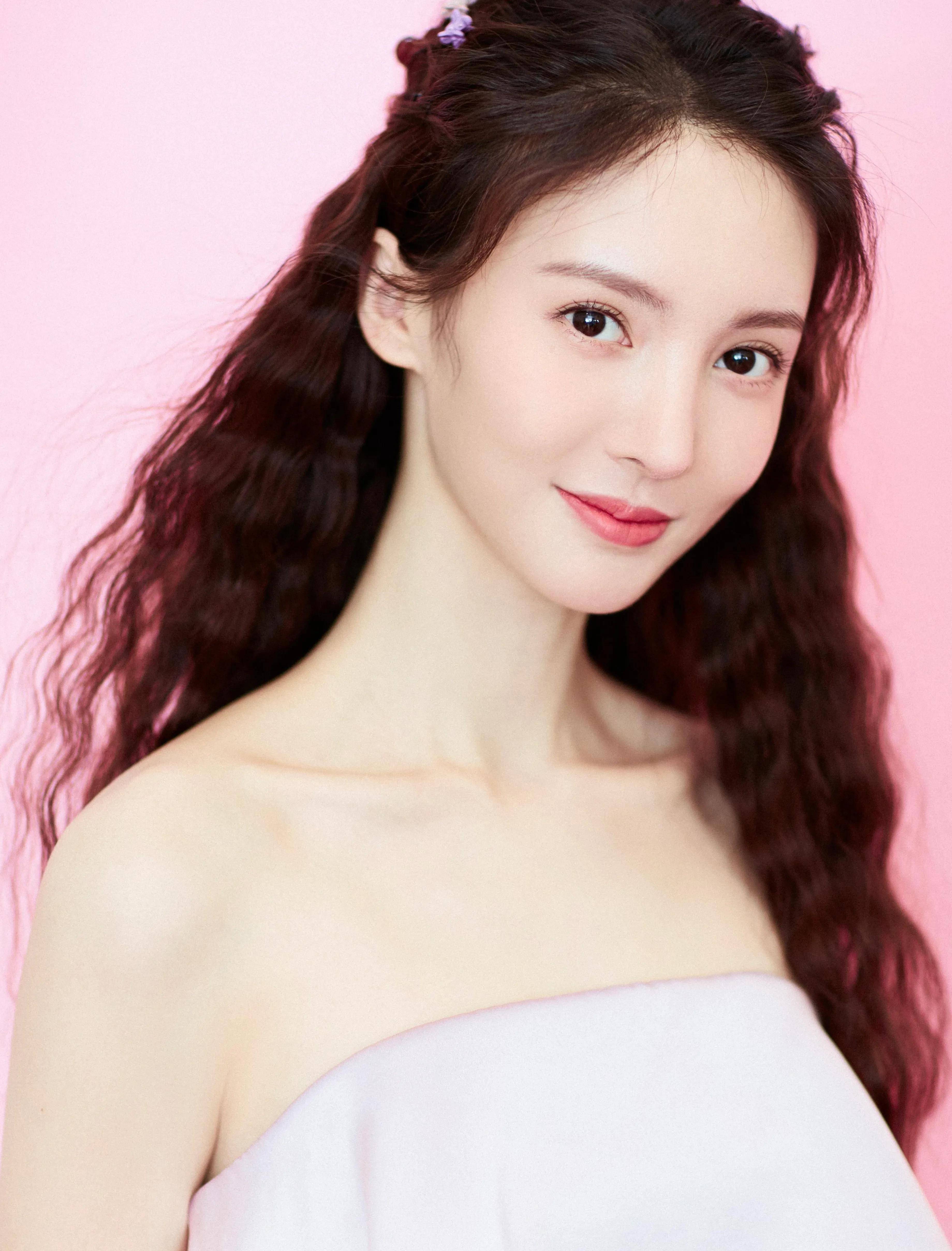 美女演员金晨的高跟鞋_白色_凉鞋_不知道