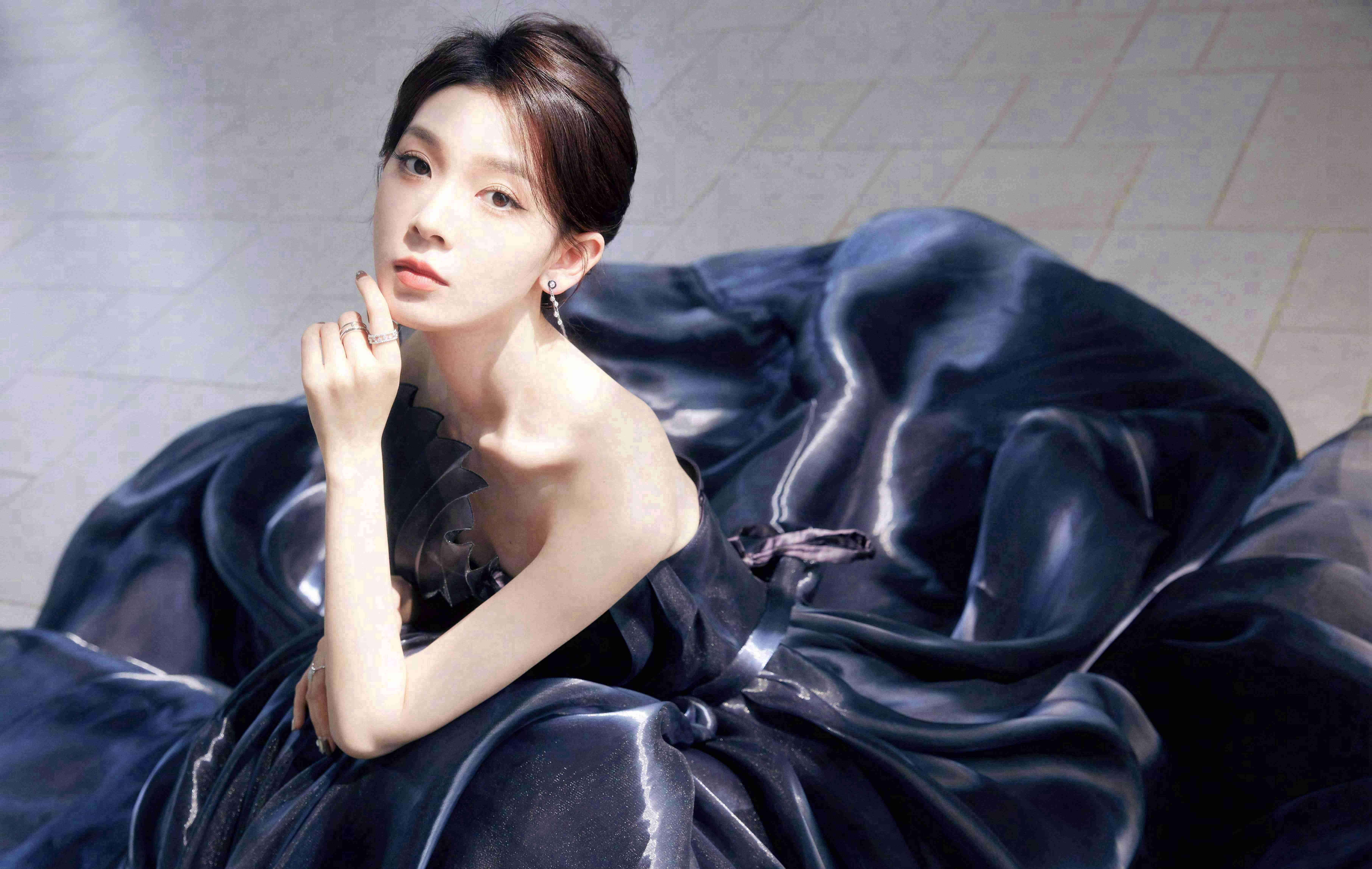 陈瑶一字齐肩深蓝礼服优雅大方写真