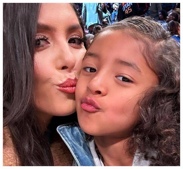 科比妻子带女儿们闪耀全明星赛!