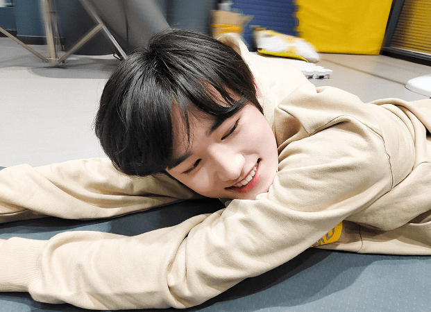 宋亚轩更新自拍照,"鸡腿"头套萌出新高度,年纪小果然有优势吗_照片