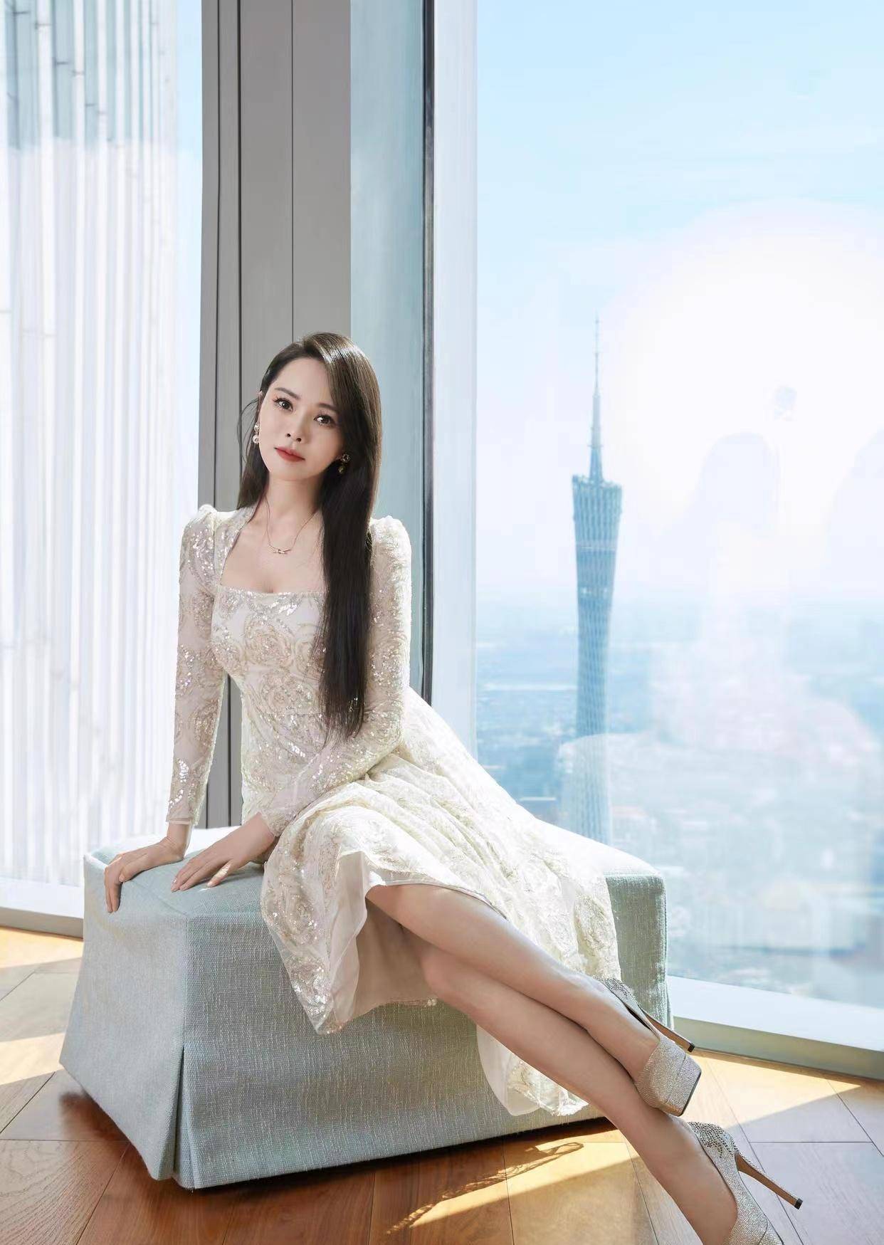 53岁的伊能静穿搭真减龄,脸不崩气质还很好,难怪迷倒43岁的秦昊_造型