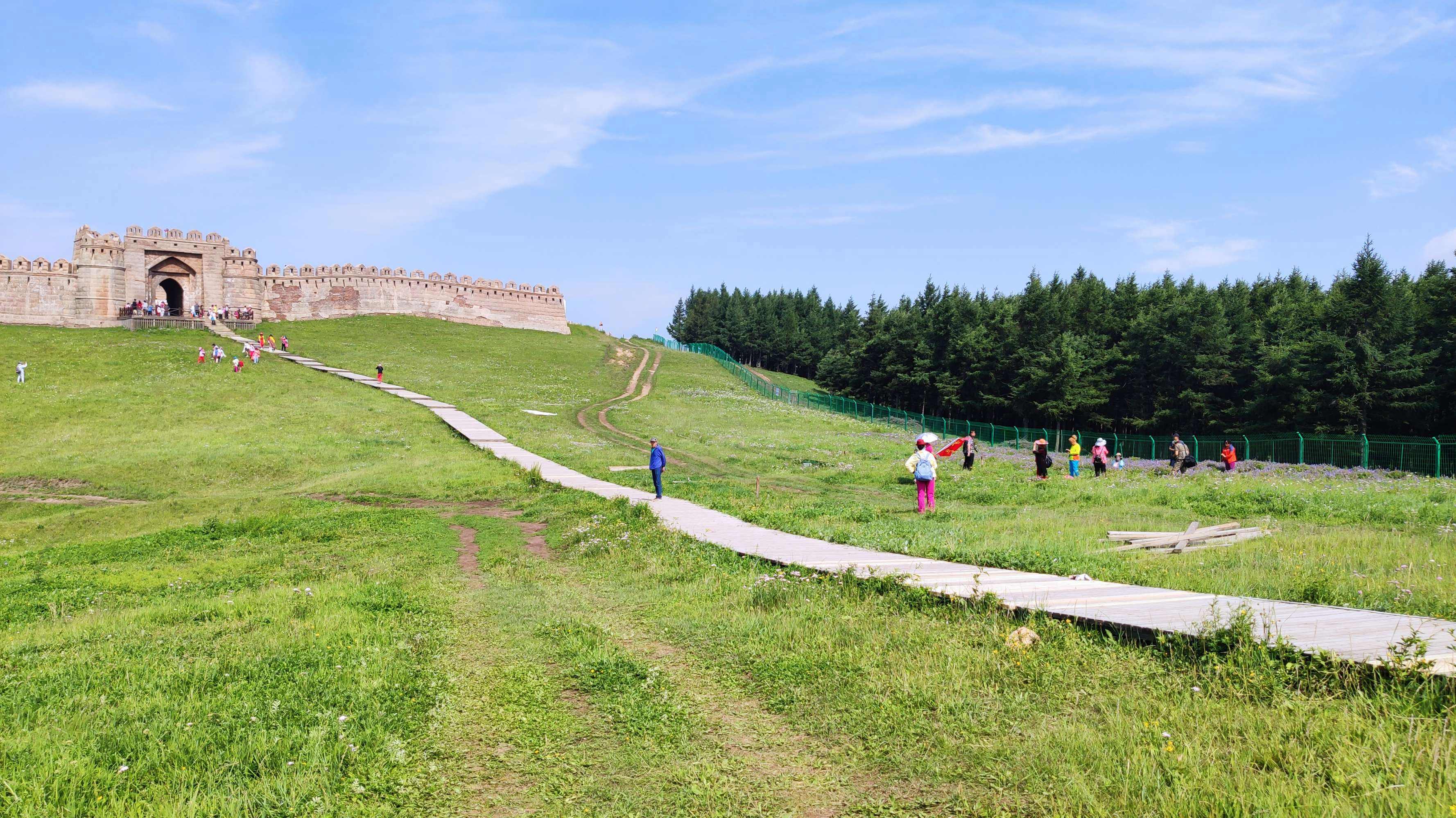 此次集中签约的文旅项目包括,圣水梁·九龙湾一体化项目,城市露营基地