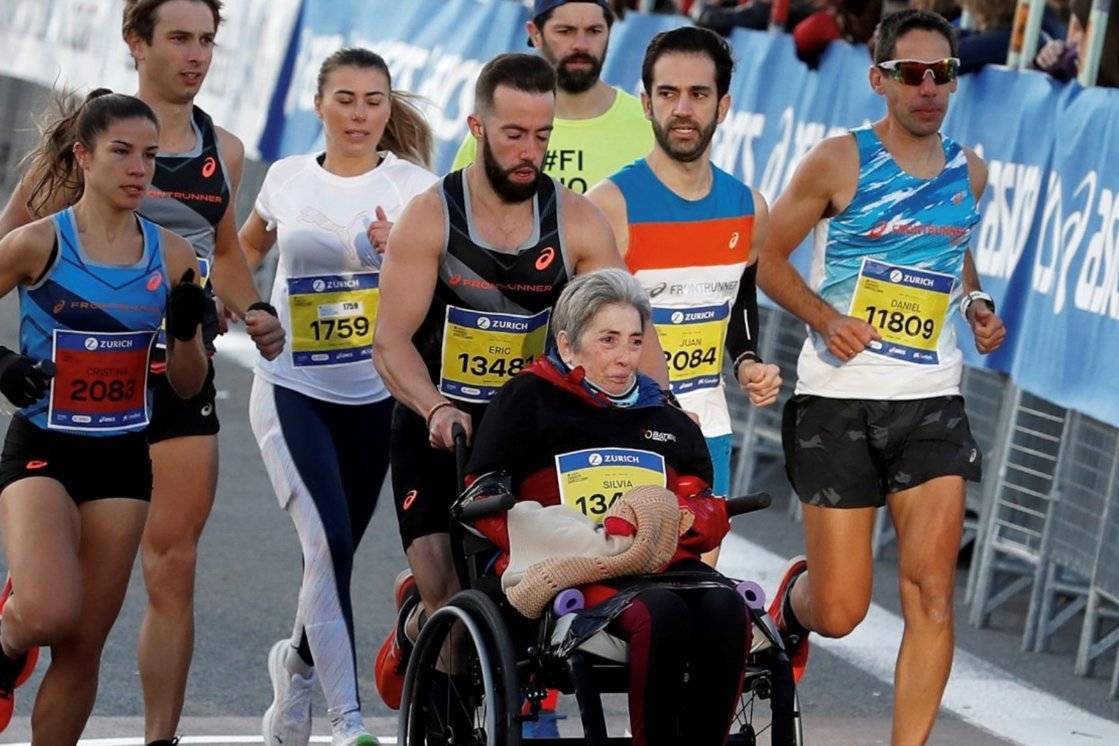 “巴塞罗那”1小时23分51秒！小伙推着坐轮椅的母亲完赛半马