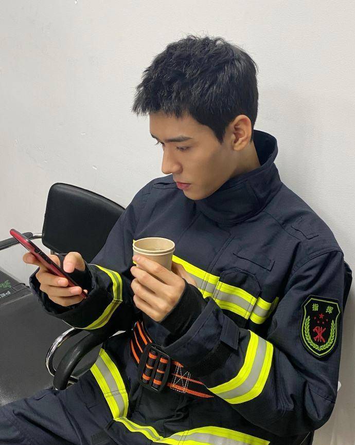 龚俊新剧《你好,火焰蓝》最帅军装照新鲜出炉,秒杀一切小鲜肉