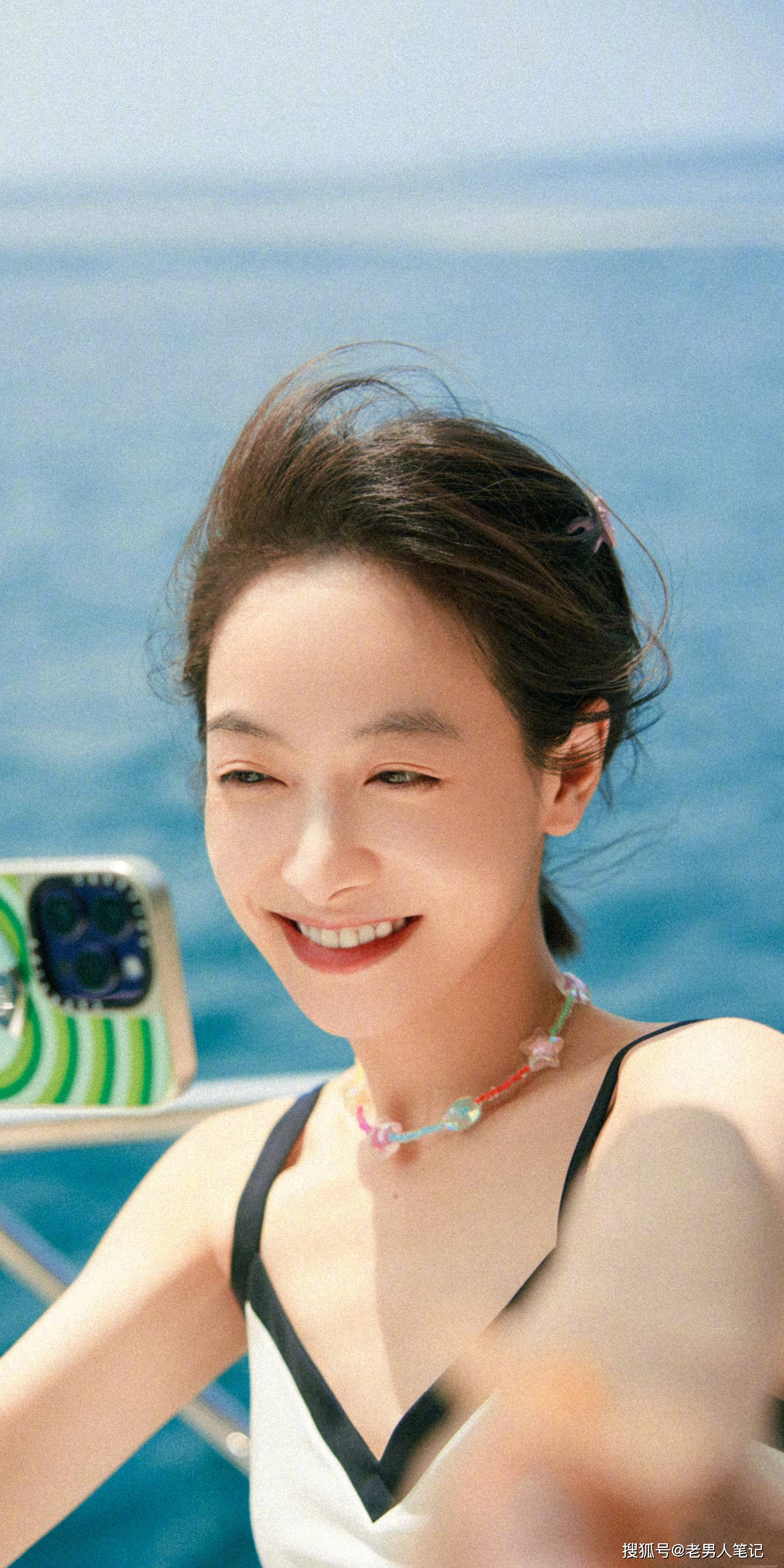 宋茜泰国假期写真壁纸,海风阳光泳衣配裤衩,短发浪漫纯欲风满满_时尚