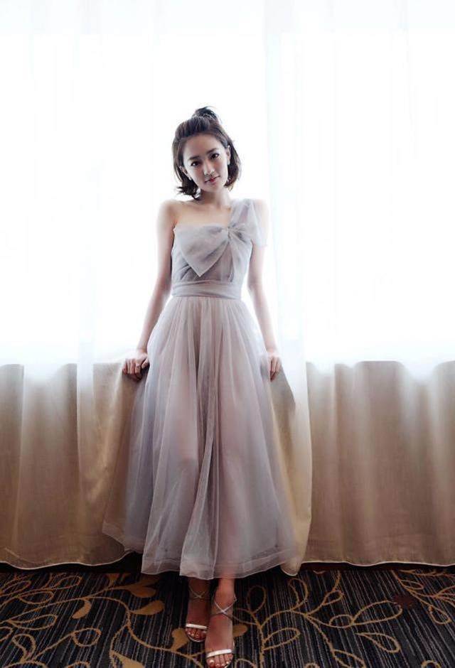 徐璐的新裙子又美了,网友短发和古力娜扎一样好看!_造型_穿着_样子