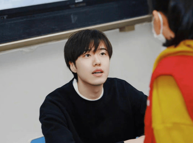 《她的小梨涡》是根据同名小说改编而成,讲述的是许呦和谢辞的爱情