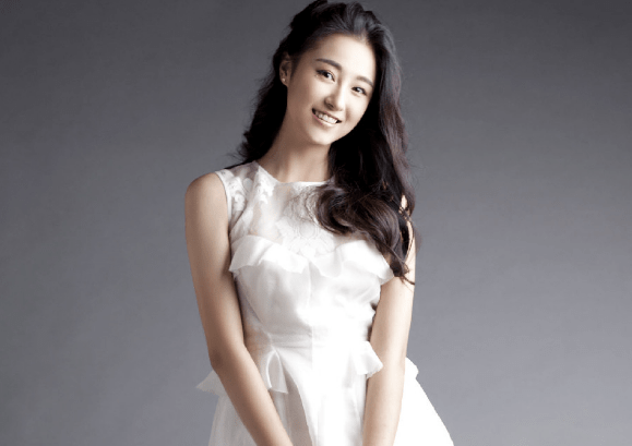 演员艾佳妮,默默演绎小角色磨练演技,收获婚姻与孩子_时候_作品_机会