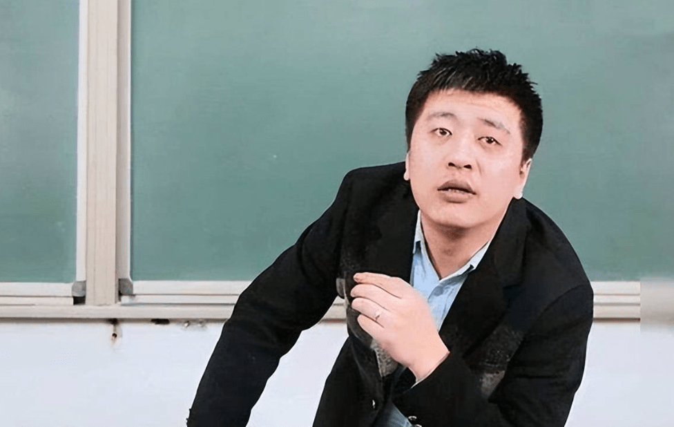 还是一个混迹网络多年的早期网红,张雪峰不可能不知道自己吐槽房贷的