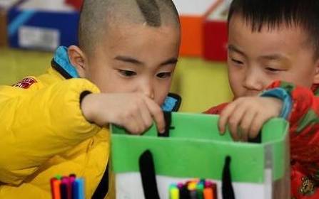 幼儿园给孩子们发年终奖？网友：一群待宰小羔羊，羊毛出在羊身上(图3)