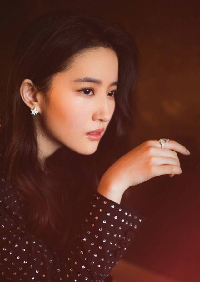 刘亦菲晒美照上演大波浪的天仙攻穿镶钻西装忒帅气美