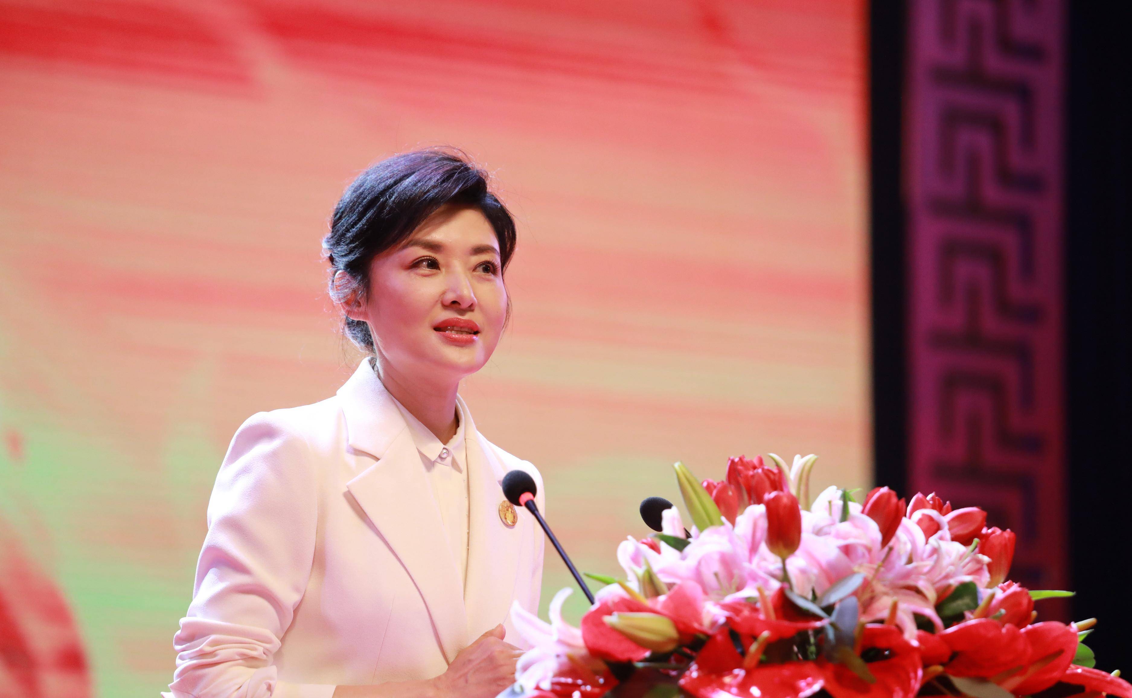 16次舞台,实力碾压姐姐,女儿却成了她不可言说的痛_周涛_董卿_姚宏