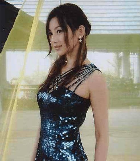 40岁的广东台美女蔡紫芬,戏里是牛局长情人,现实中的她感情成谜_粤语