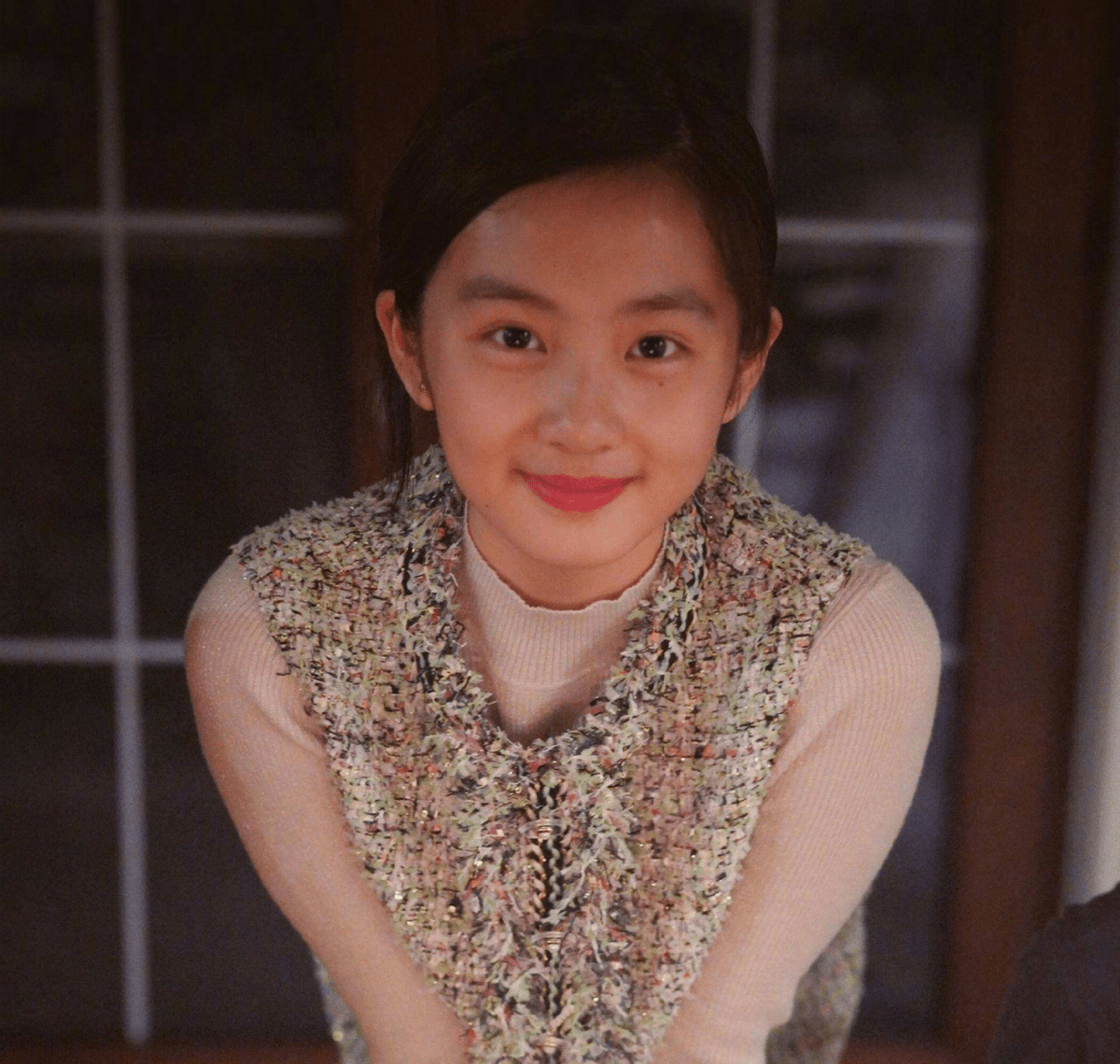 黄多多如今可太成熟了,穿衬衣戴满饰品,一双无神双眼像极了孙莉_审美