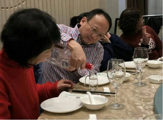 给人倒酒千万别用“祭祀手”,这是喝酒大忌,早做了解不得罪人_白云边_酒桌上_工艺
