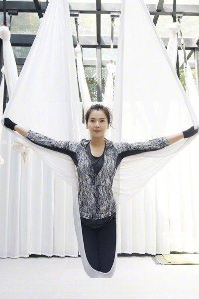 刘涛晒高难度空中瑜伽素颜的她一展柔韧身姿性感身材凹凸有致_网友