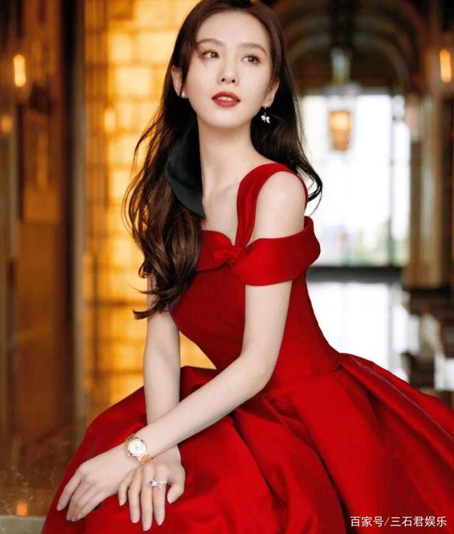 美女,仪态端庄优雅,知性大方又时尚的大美人,红裙礼服造型让她魅力由