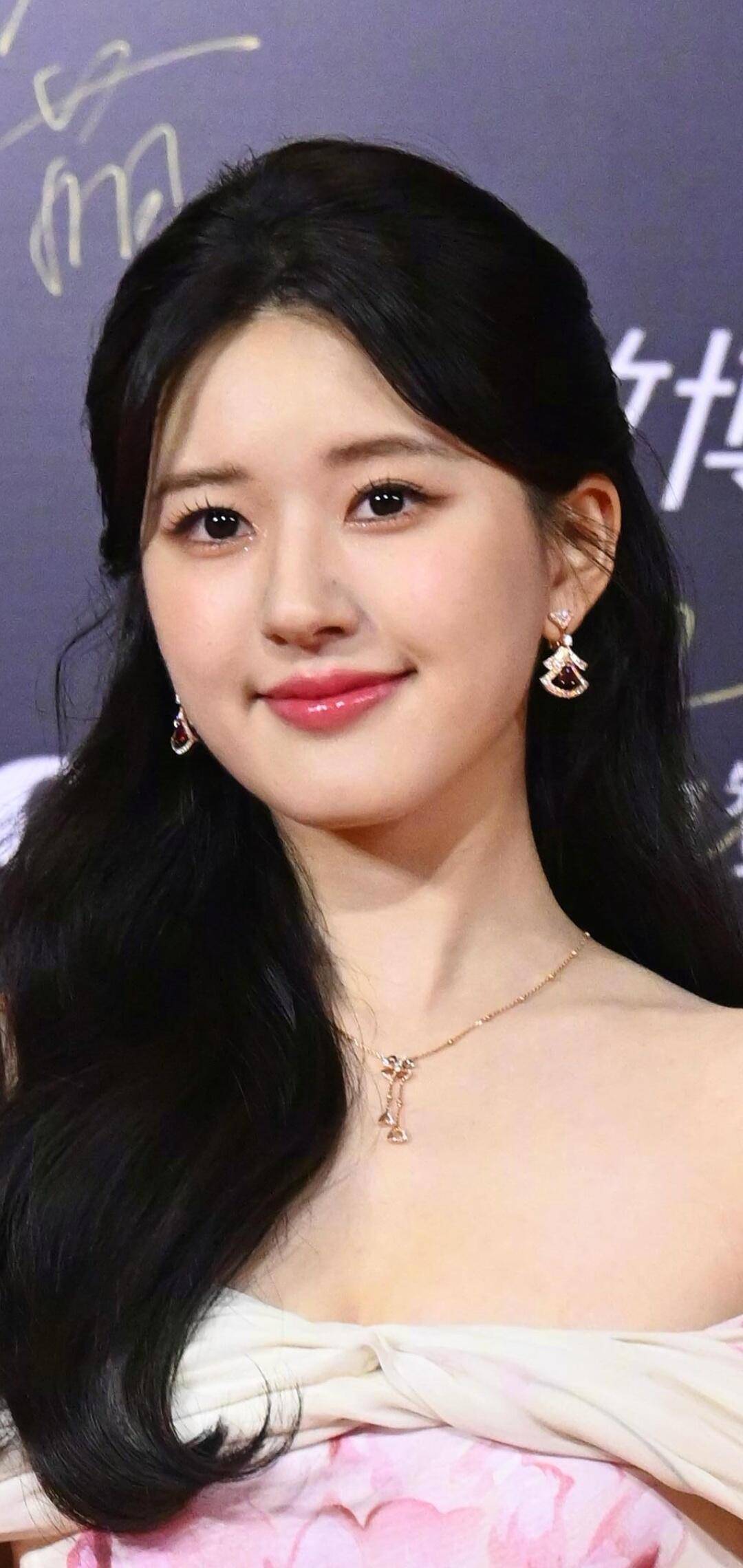 赵露思出席红毯,衣服丑的像"床单",还好脸蛋的状态很绝_造型_女孩子