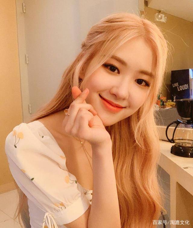 朴彩英小姐姐比心也是非常可爱的,一点儿都不油腻.