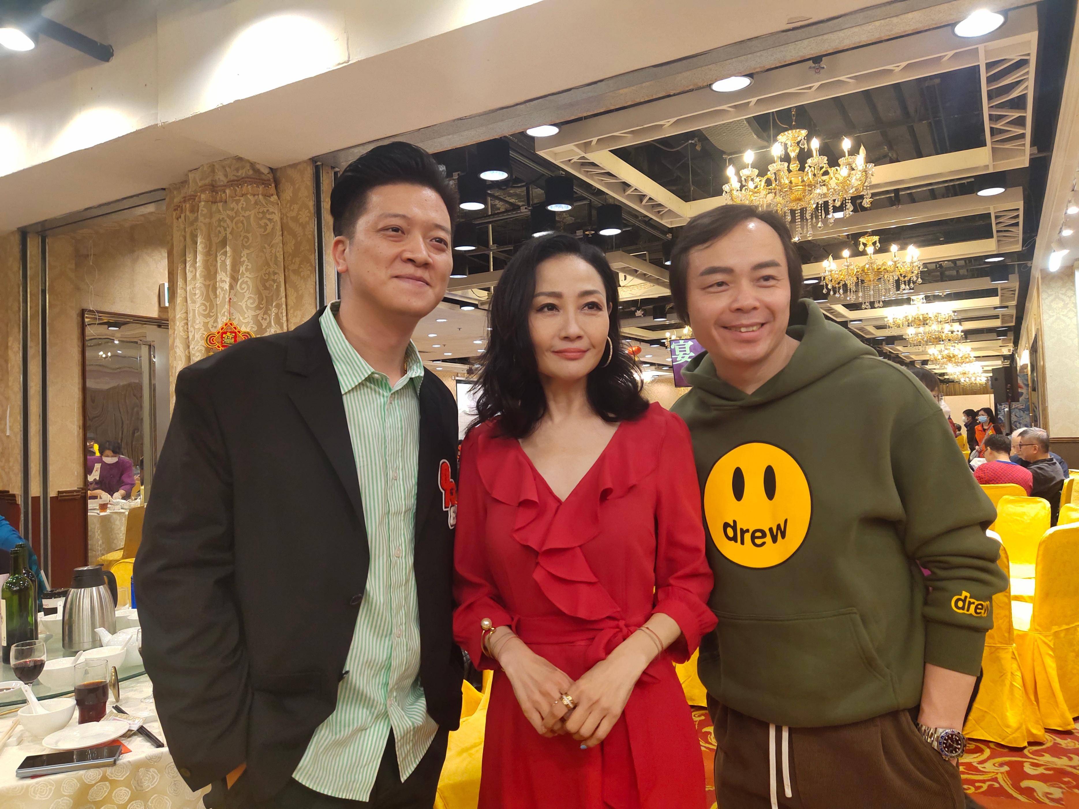 杨玉梅参加全素宴,向老人们大派红包送祝福,染白发好时髦_活动_穿着