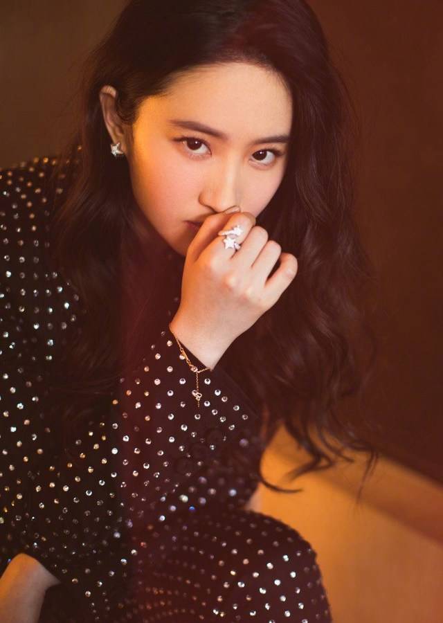 刘亦菲晒美照上演大波浪的天仙攻穿镶钻西装忒帅气美