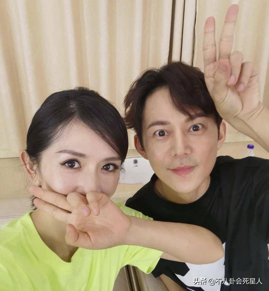 何炅与小鲜肉牵手压马路,他出道26年,有过5个绯闻对象_关系_魏大勋