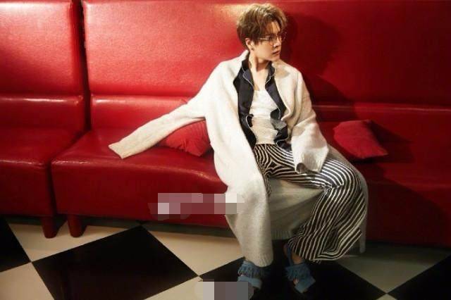 和红黑格子元素一样,男女通吃,吴亦凡和李宇春的街拍私服中就能够常见