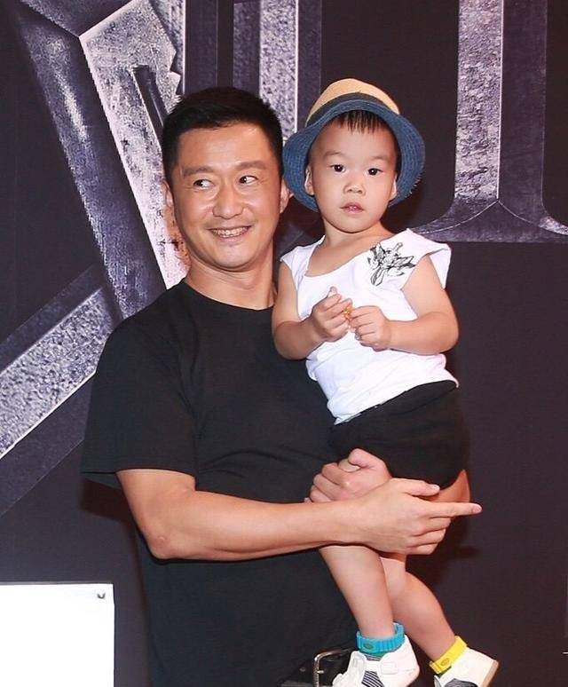 但仔细看的话,吴所谓小时候,脸型比较像妈妈谢楠,都是上半张脸有点宽