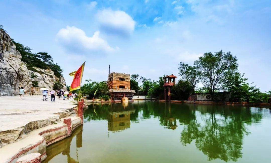 为了更好的防止输入性疫情,景区对梁山籍居民和外地游客进行了分流.