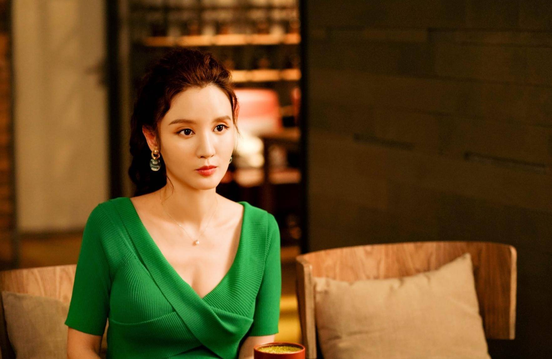 《安家》张乘乘虽渣,却穿火了"渣女裙",每一套都妩媚到骨子里_张萌