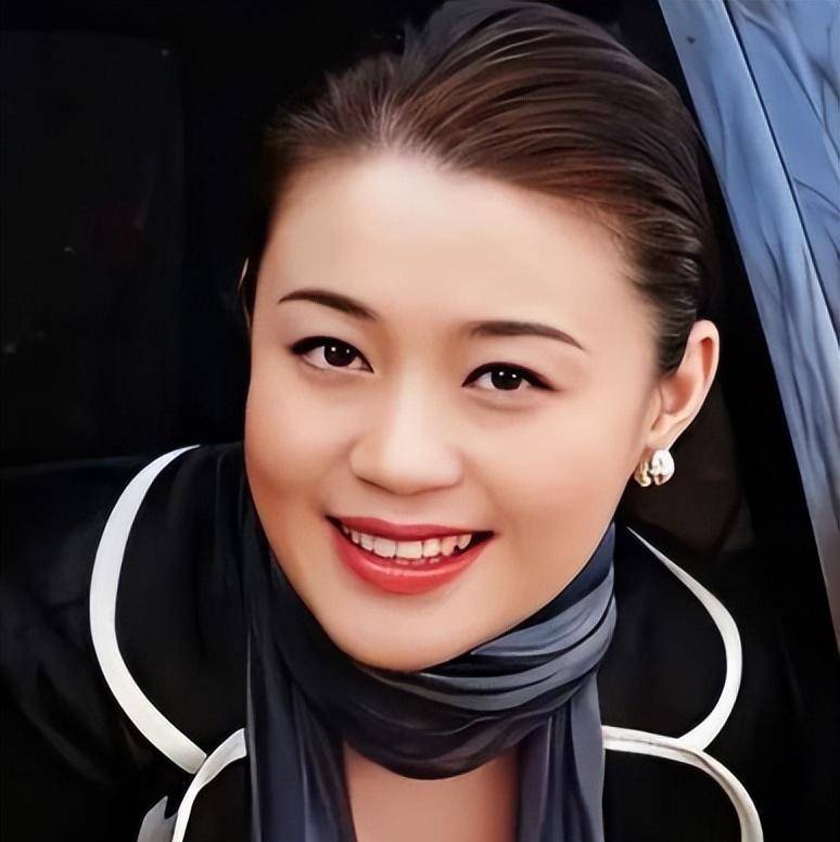 演员关婷娜:被赵本山捧红后,绯闻不断,如今40岁单身成父母心病_化妆